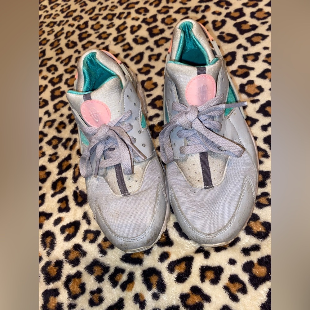 Used Nike Woman Shoes size 6.5 in good condition